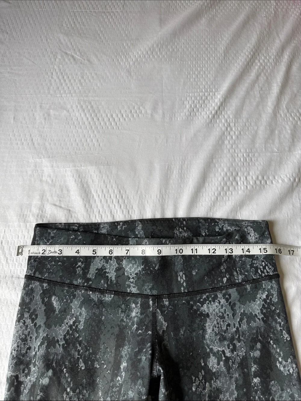 ALO Yoga Black and Gray Snake-Print Capri Leggings